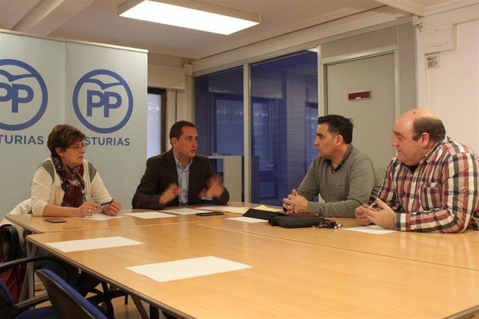El diputado durante la reunión con los profesores de Religión.