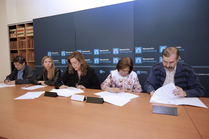 Arnisén firma convenios en la Diputación palentina. 