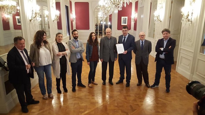 Ricardo García entrega la memoria del Consejo de Transparencia en las Corts