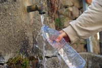 Cuánto y cuándo deben beber agua los mayores