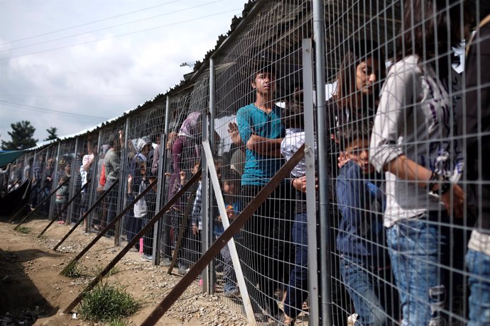 Refugiados esperan a recibir comida en Idomeni