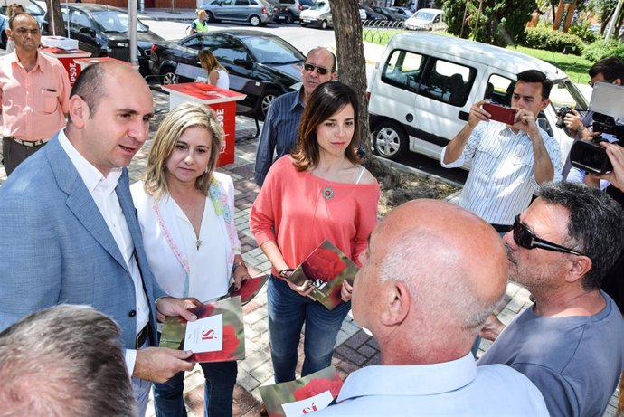 Francisco Conejo en un reparto en Málaga 