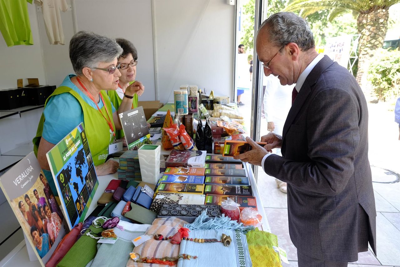 De la Torre visita los estand de la Semana de las Culturas y la Cooperación