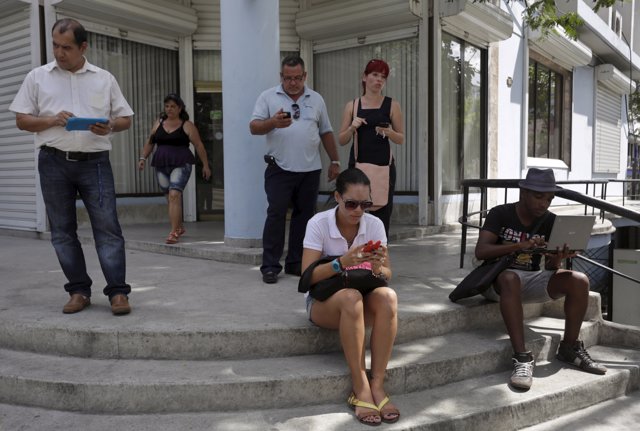 Cubanos utilizando puntos de wifi internet en La Habana