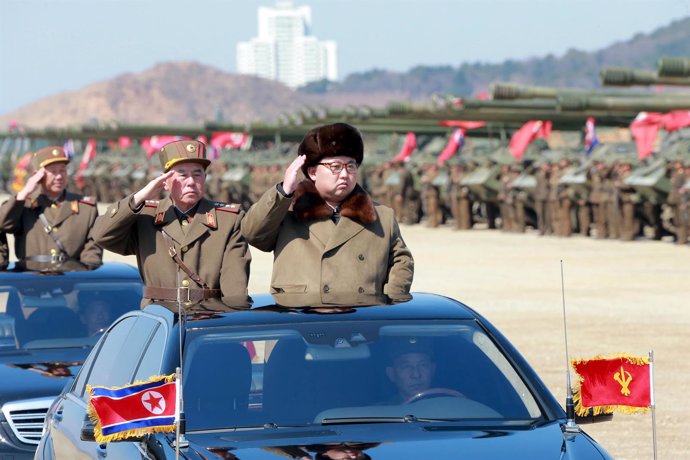 El dirigente de Corea del Norte, Kim Jong Un, durante un desfile militar