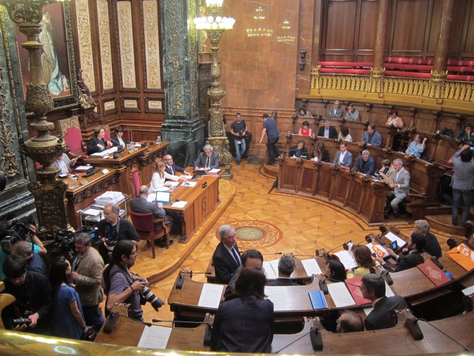 La alcaldesa de Barcelona, Ada Colau, en el pleno del Ayuntamiento
