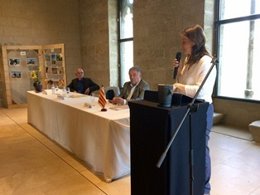 Meritxell Serret, con los firmantes del convenio de empresas vinícolas