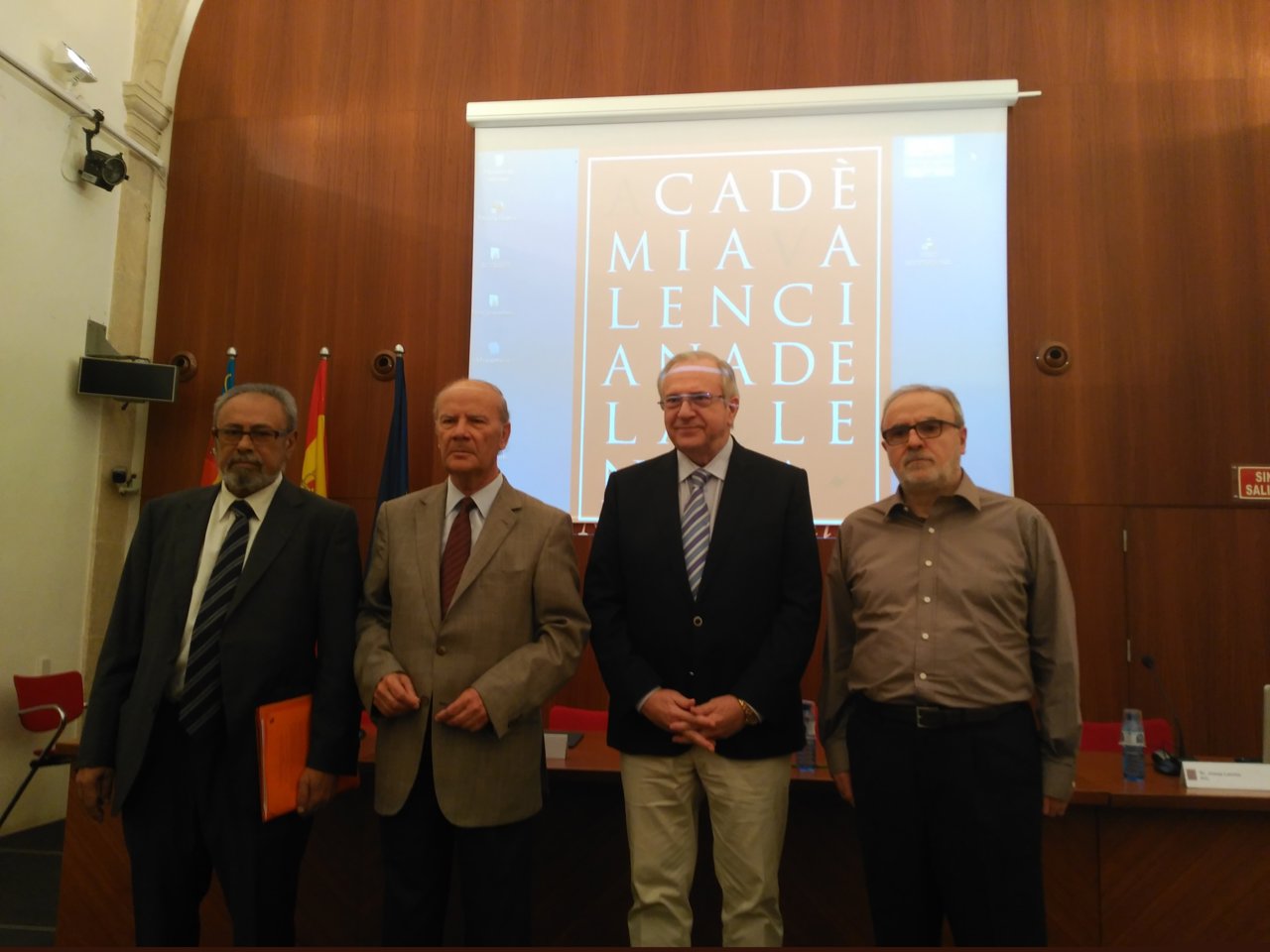 Ramon Ferrer y otros académicos de la AVL