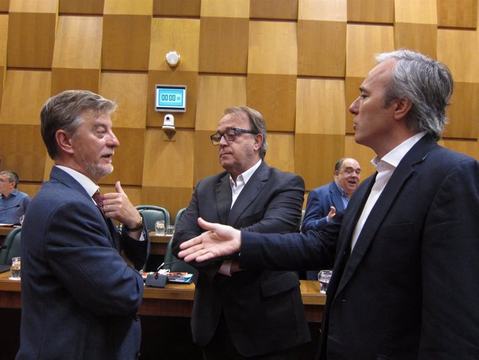 Santisteve, Pérez Anadón y Jorge Azcón, en el pleno del Ayuntamiento de Zaragoza