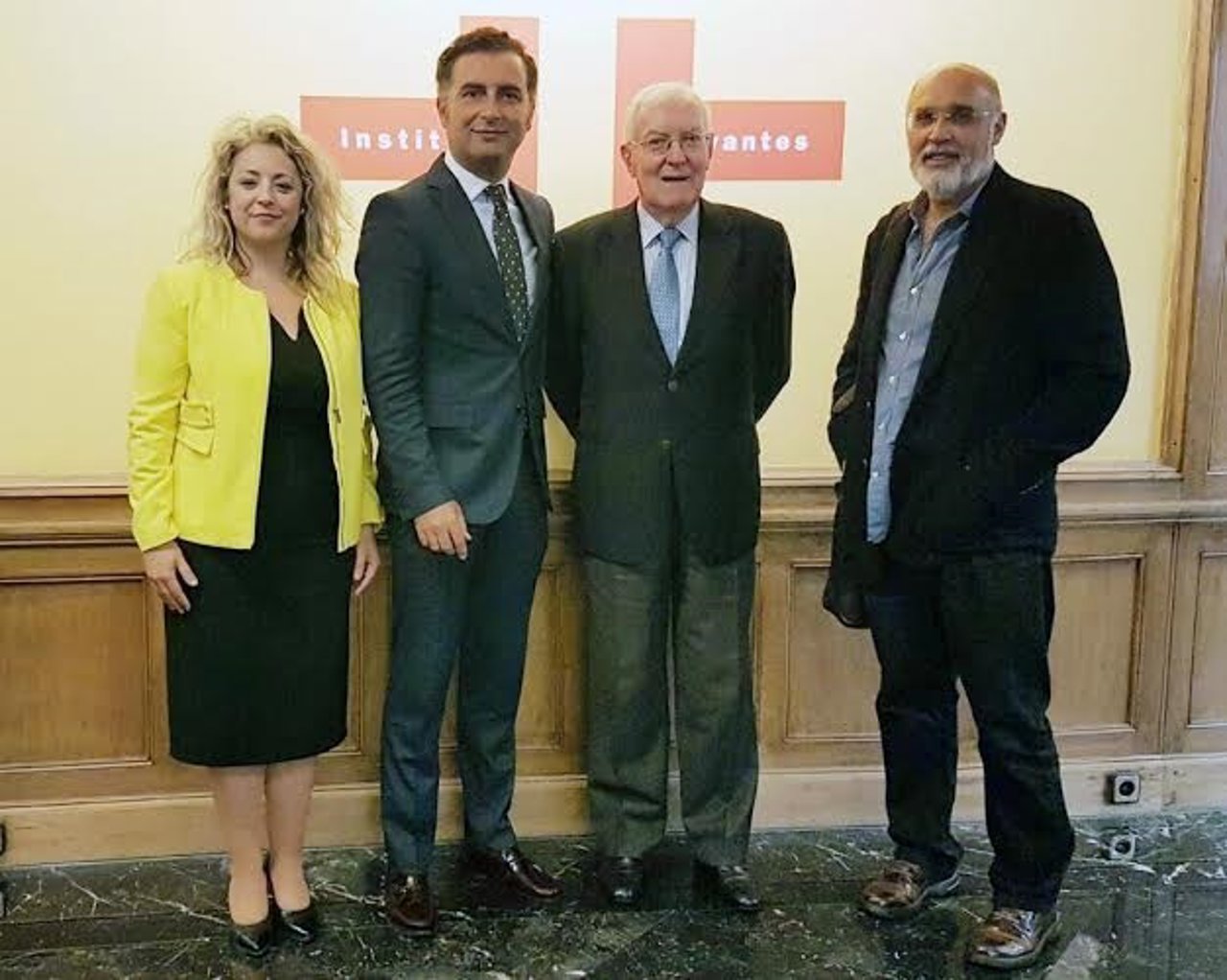 El alcalde de Moguer, Gustavo Cuéllar, asiste al Instituto Cervantes.