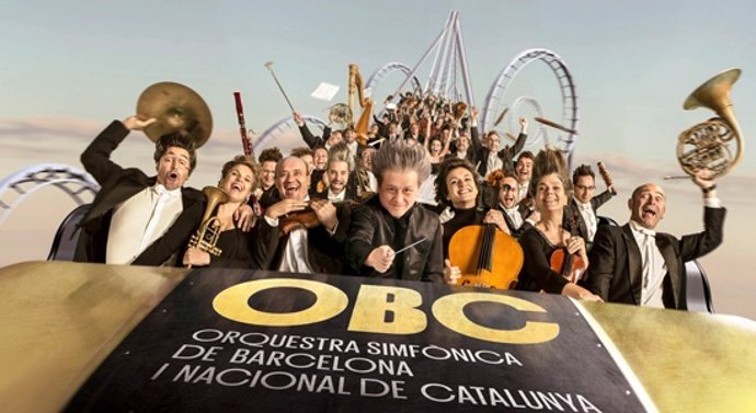 Kazushi Ono junto a los músicos de la Obc