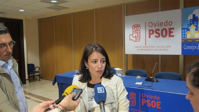 Adriana Lastra atendiendo a los medios. 