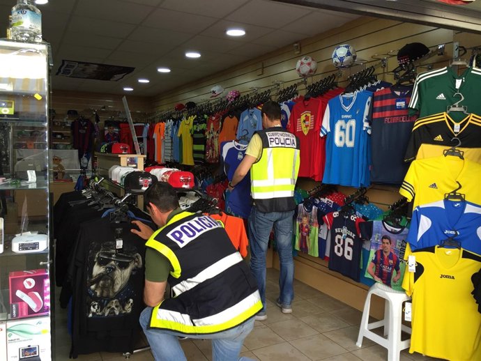 Parte del material falsificado incautado por los agentes