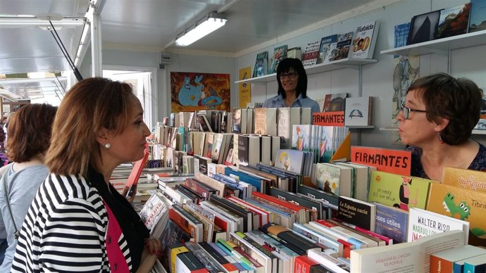 Mayte Pérez durante su visita a la Feria del Libro de Huesca.