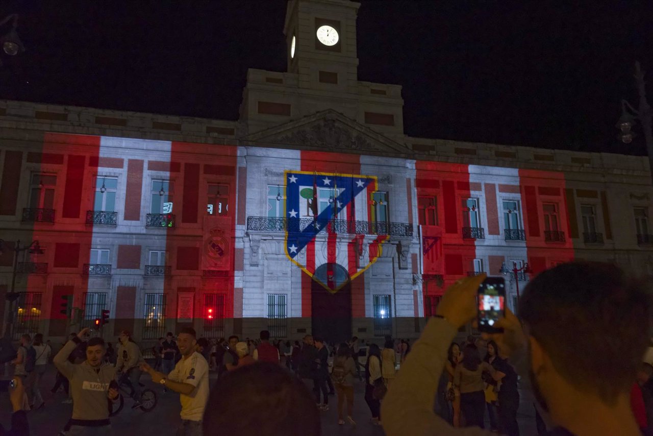 La Real Casa de Correos con los colores del Atlético de Madrid