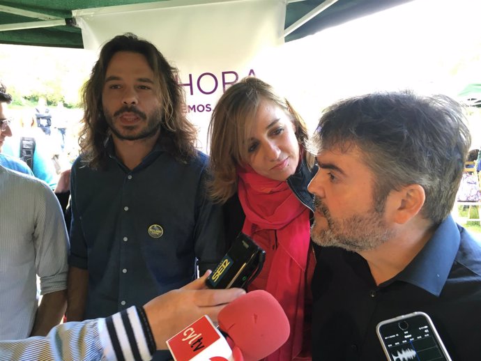 Tania Sánchez en Burgos, en la foto, de izquierda a derecha, Miguel Vila, candid