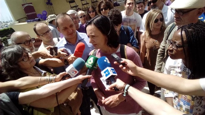 Bescansa atiende a los medios amte la Concha en Alicante