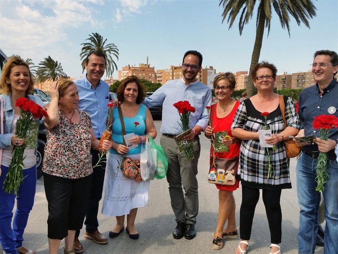 Reparto de folletos del PSOE en Almería, con Antonio Hernando