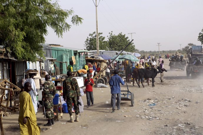 Soldados nigerinos patrullan las calles de Diffa (Níger)