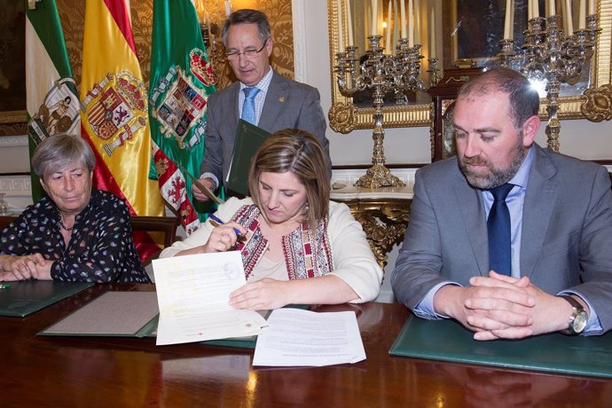 La presidenta de la Diputación de Cádiz firma convenios