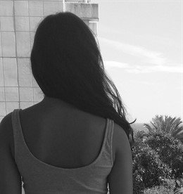 Zhara posa de espaldas para mantener su anonimato