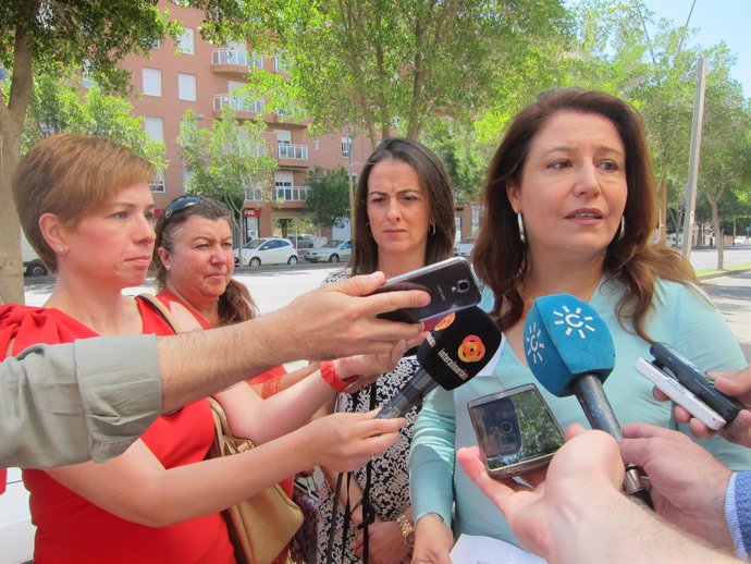 La portavoz del PP-A, Carmen Crespo, atiende a los medios 