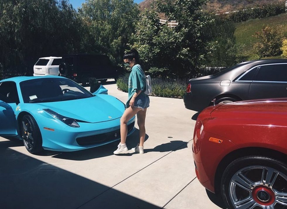 Kylie Jenner por conjuntar, conjunta hasta su Ferrari