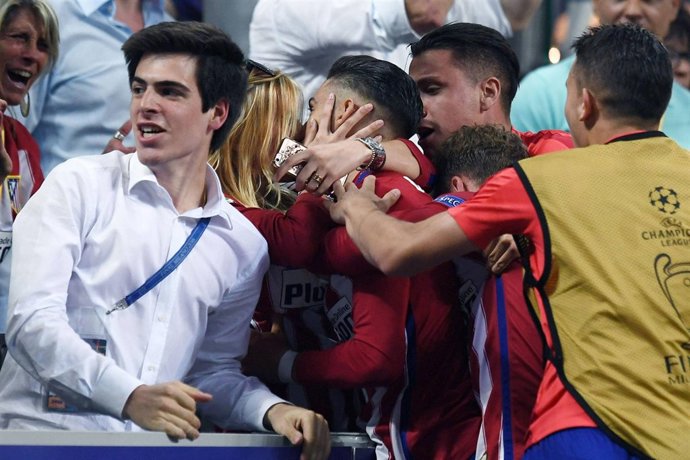 Yannick Carrasco y el 'otro beso' de la Champions... ¿Quién es esa chica?