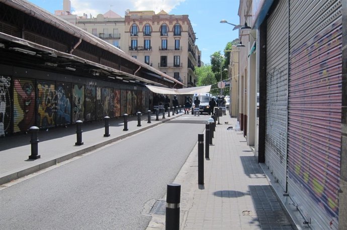 Los Mossos d'Esquadra acordonan el 'Banc Expropiat' de Gràcia