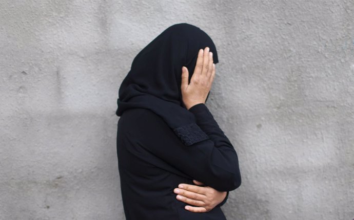 Mujer musulmana se cubre el rostro