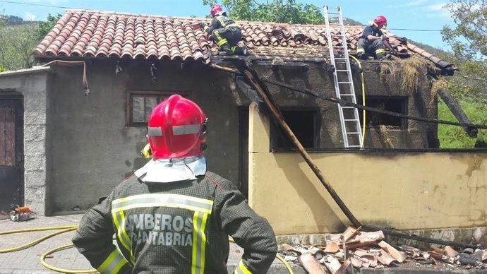 Extinciön incendio en una cuadra 