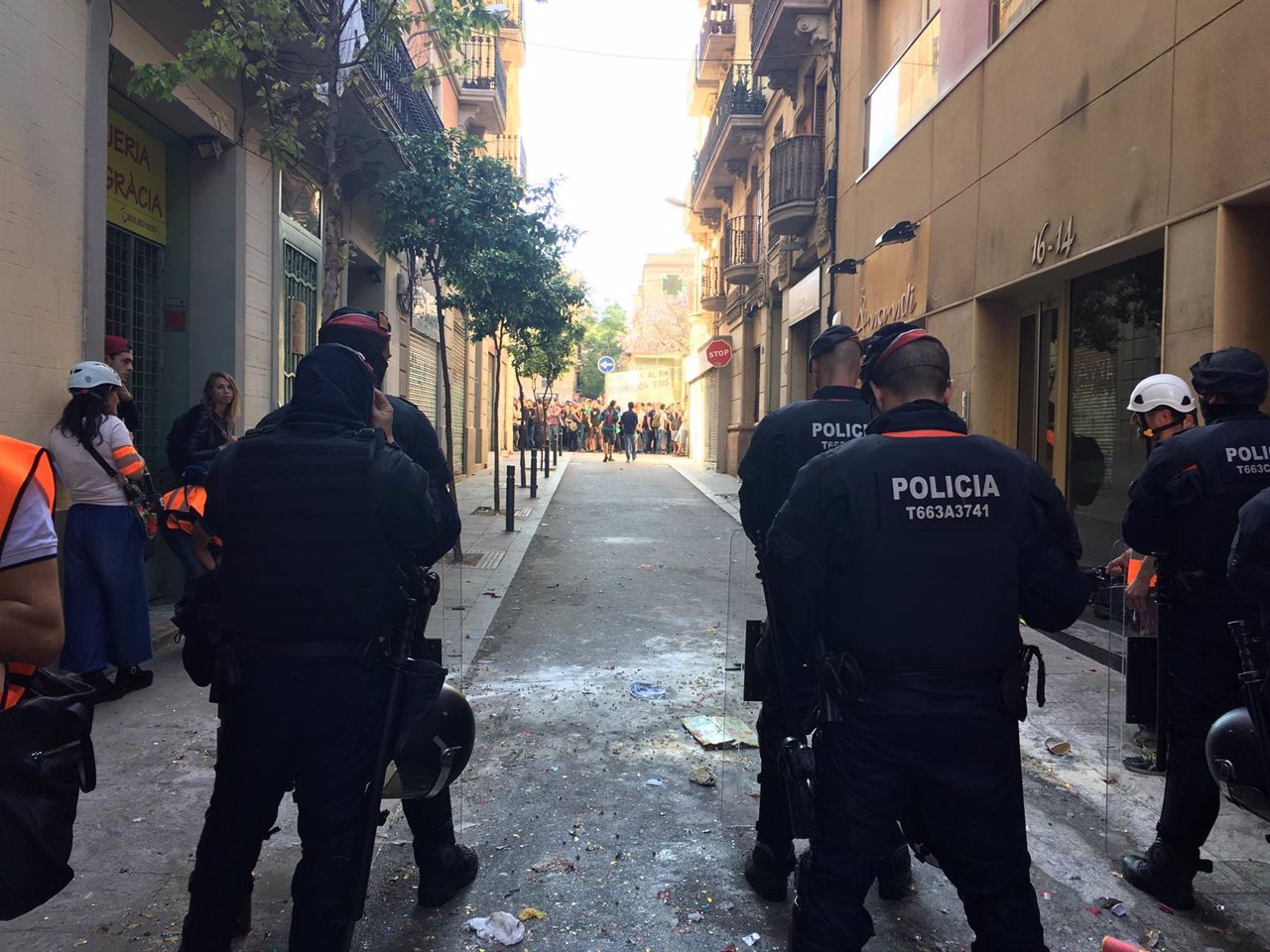 Manifestantes se alejan hasta la plaza de la Revolució de Gràcia