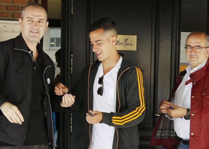 El central del Real Madrid, Lucas Vázquez celebra la undécima junto a su familia