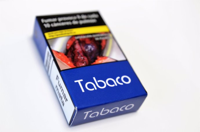 Nueva cajetilla de tabaco, paquete de tabaco, cigarro, cigarros