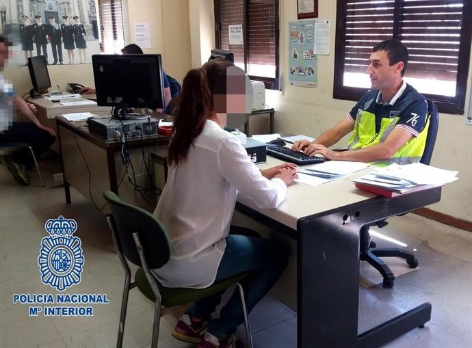 Policía atendiendo a una mujer en Unidad de Familia y Mujer (UFAM)