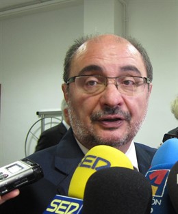 El presidente de Aragón, Javier Lambán, atendiendo hoy a los medios