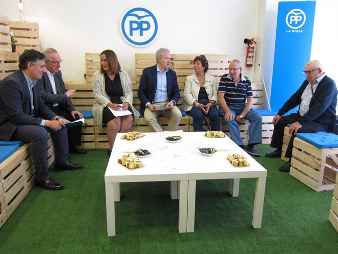 Reunión candidatos PP con personas mayores