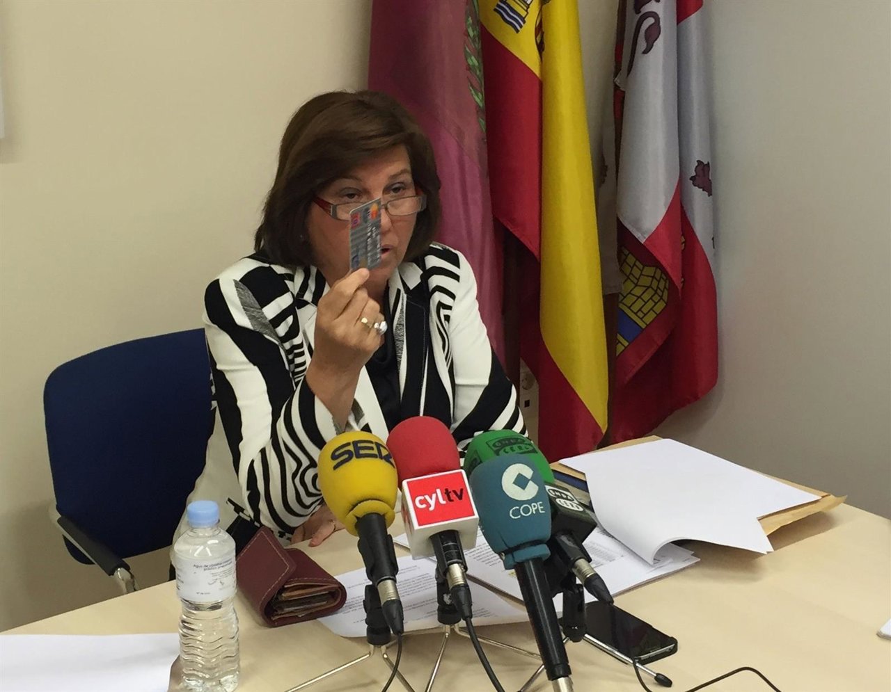 La concejal Victoria Soto muestra su tarjeta de crédito