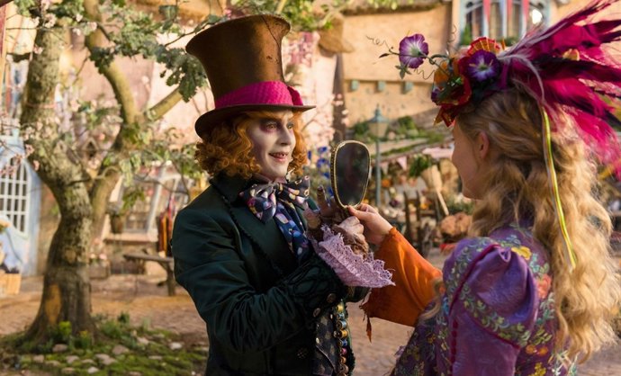 Mia Wasikowska y Johnny Depp en Alicia a través del espejo