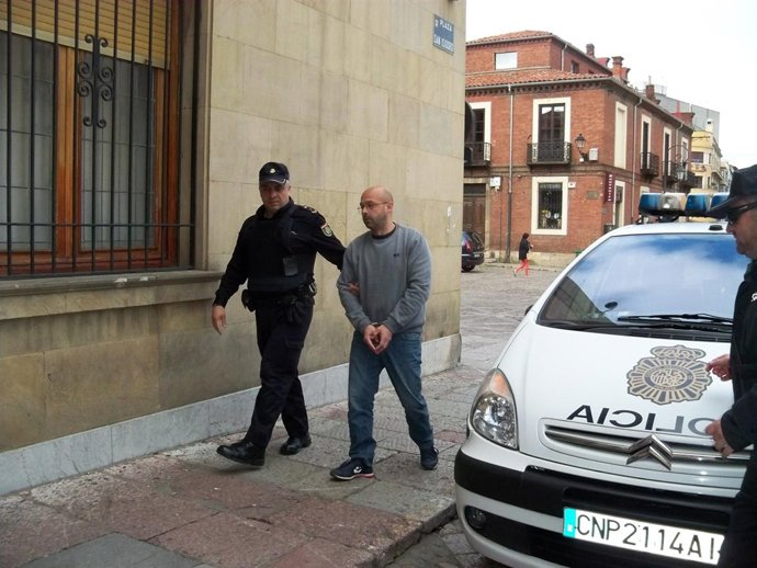 El acusado de matar a su madre en febrero de 2015 a su llegada a la Audiencia Pr