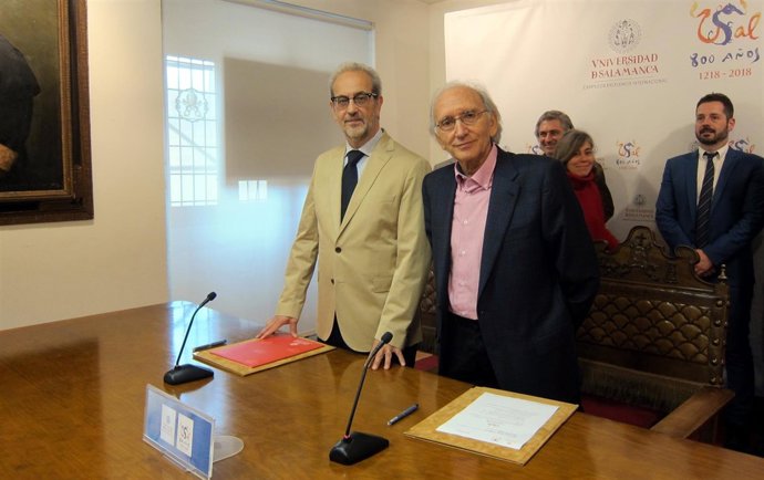 El rector de la Universidad de Salamanca, Daniel Hernández Ruipérez (izquierda),