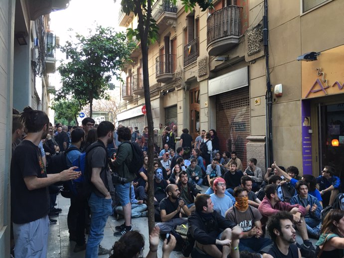 Sentada de activistas cerca del 'Banc Expropiat' de Gràcia