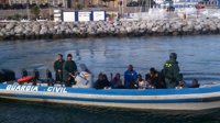 Rescatados 12 inmigrantes tras zozobrar su patera en Ceuta