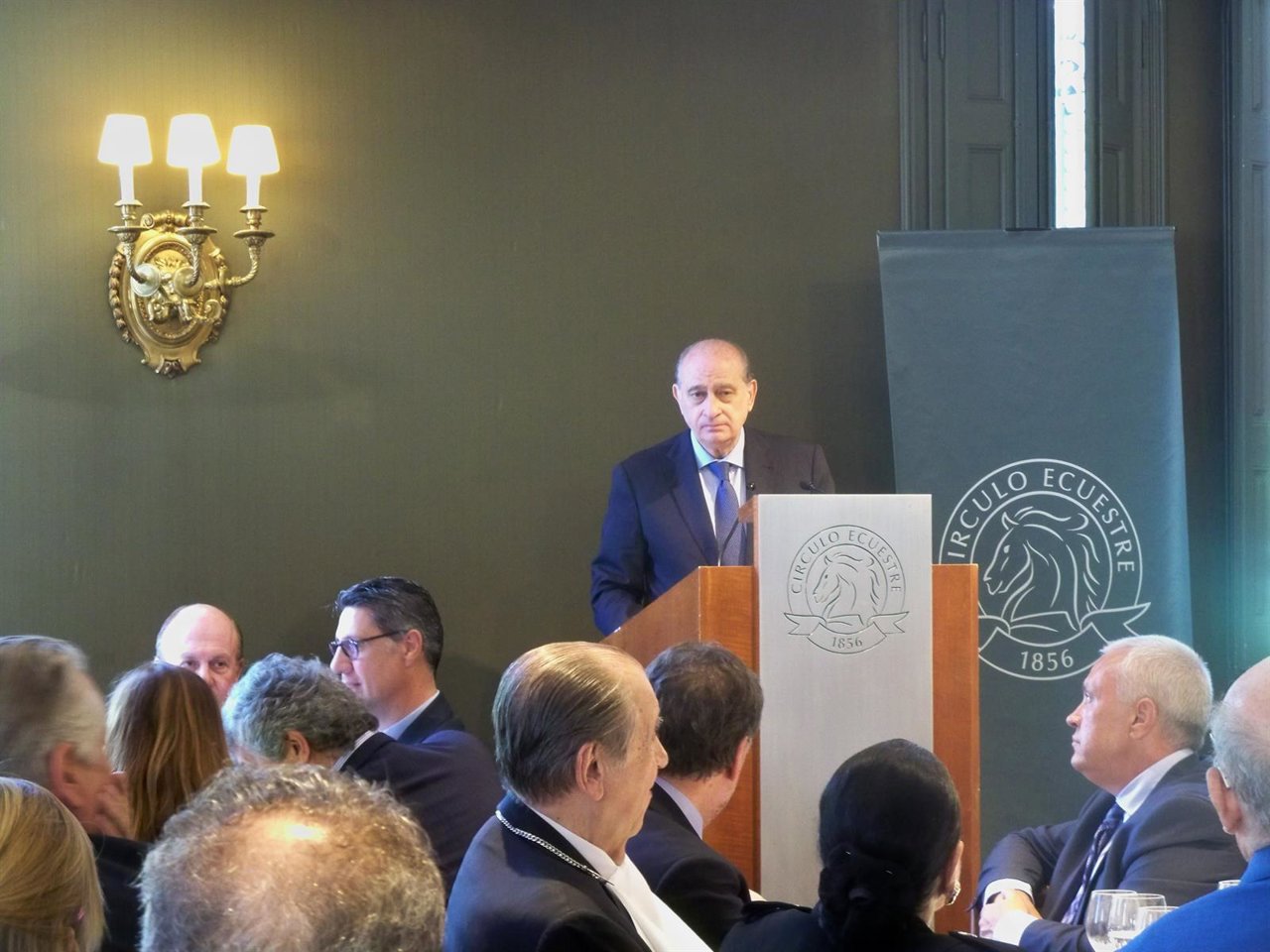 El ministro del Interior, Jorge Fernández, en el Círculo Ecuestre de Barcelona