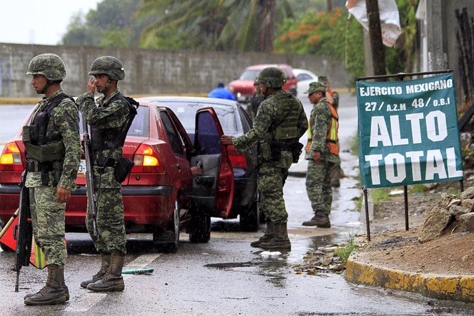 Militares mexicanos en un control de carretera en Acapulco