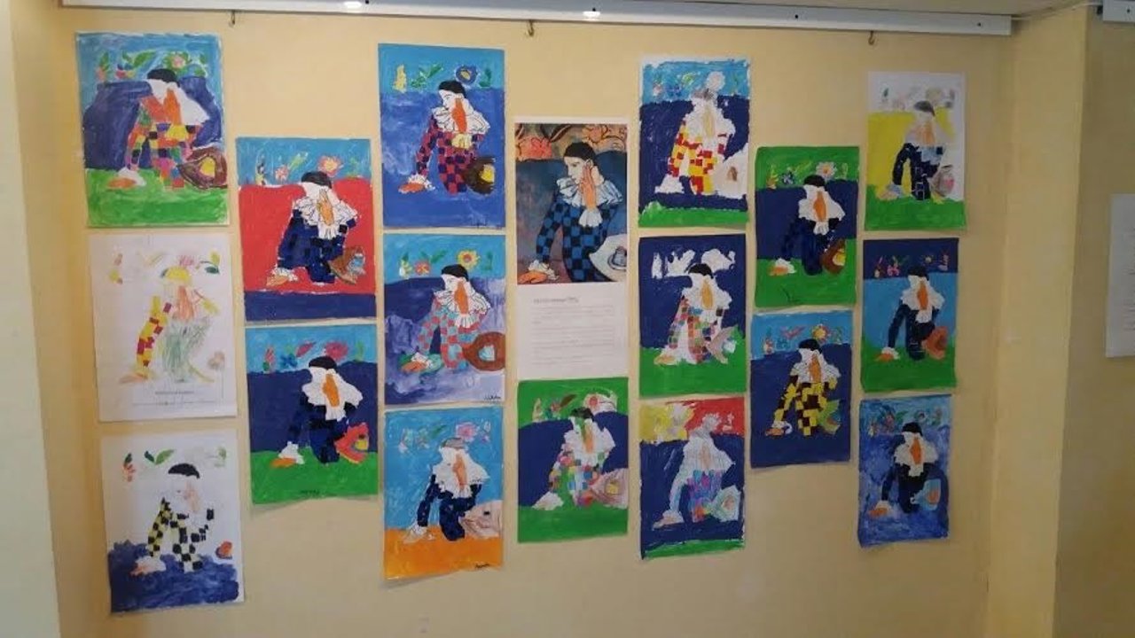 Niños pitan obras de Picasso en Zalamea La Real (Huelva).