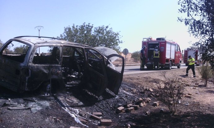 Imagen del coche incendiado