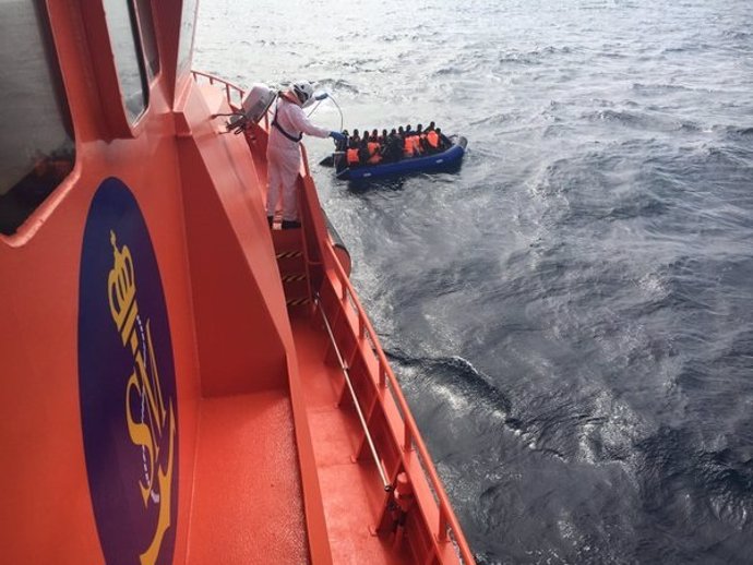 Rescate de una patera en el mar de Alborán por Salvamento Marítimo