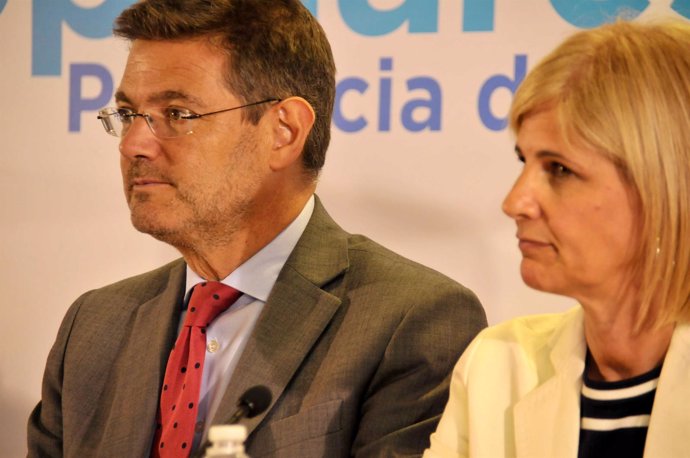 El ministro de Justicia, Rafael Catalá, y María José García-Pelayo