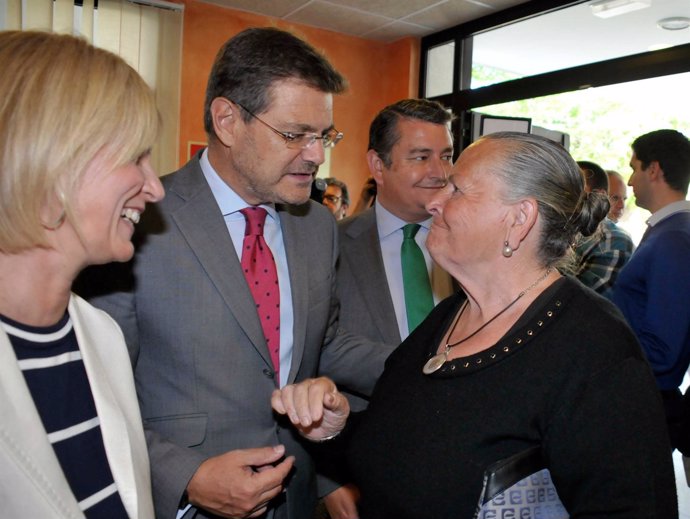 El ministro de Justicia con la madre de Juan Holgado